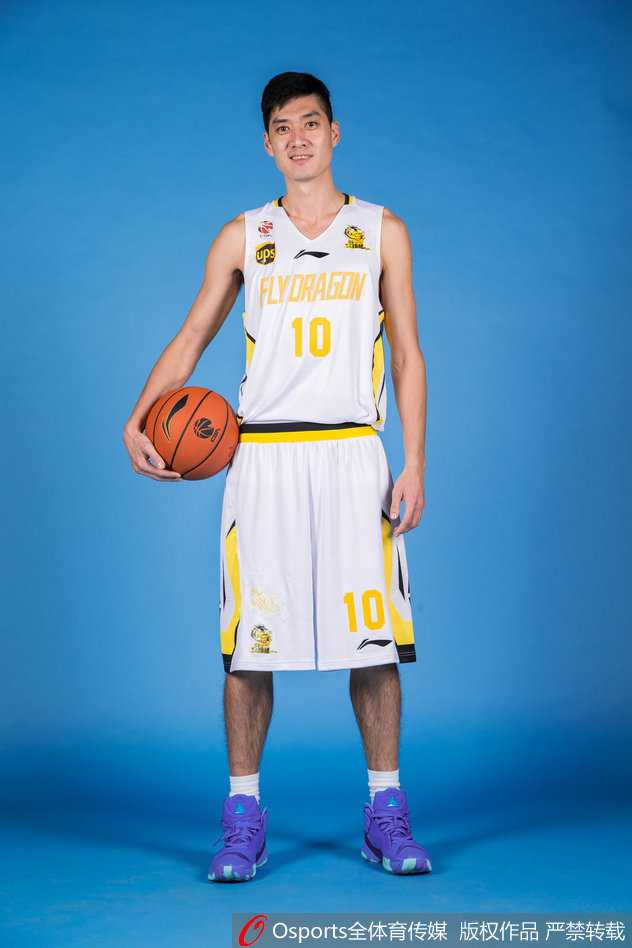 功勋队长于梁在比赛中神情专注，身为球队的定海神针，他不仅要用精准投篮为球队攻城拔寨，更要用领袖气质串联起全队的攻防节奏。