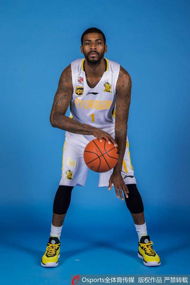 球队希望之星贺希宁持球快速突破，年轻的脸上写满坚毅，他用一次次犀利的切入宣告着自己的天赋，代表着北控男篮未来的无限可能。