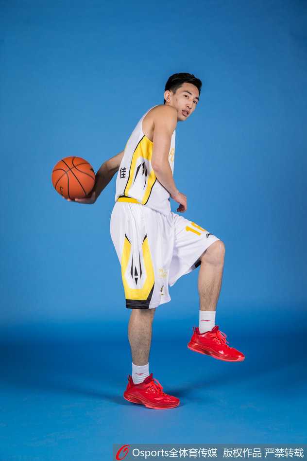 新赛季出征仪式上，伊朗国手卡姆拉尼与队友一同向镜头展示新战袍，那明亮的配色与队徽不仅代表着京城新军，更凝聚着全队上下对新征程的无限憧憬。