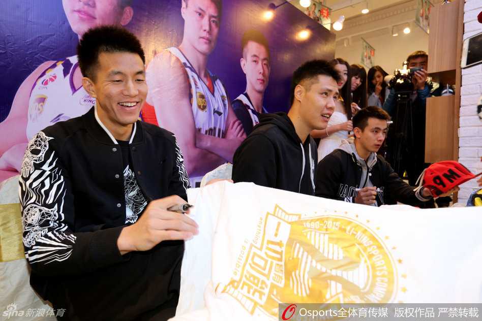 辽宁三少郭艾伦、赵继伟、贺天举同时出现在球迷中间，耐心地配合着球迷的自拍角度，脸上洋溢着开心的笑容