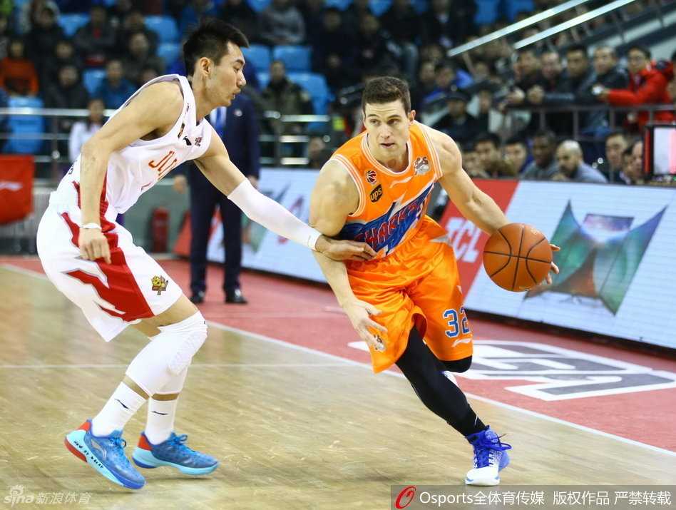 吉林队的崔晋铭如尖刀般杀至篮下，面对上海队长人如林的防线，他高高跃起，眼神坚定，试图用一次高难度的上篮为球队续命。