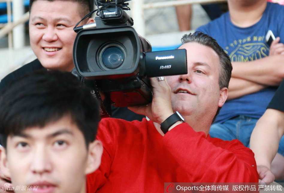 邓华德在篮球上认真签名，准备将这份特殊的礼物赠送给热情的球迷，这是他对球迷厚爱的直接回馈。