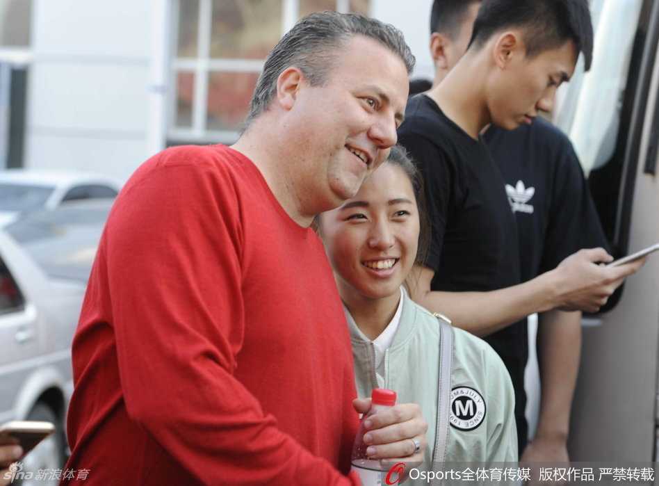 邓华德有板有眼地操作着摄像机，眼神专注，神态认真，体验了一把跨界体育记者的工作乐趣。