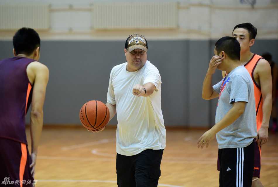 邓华德重塑吉林东北虎年轻铁军 邓华德躬身屈膝,在场地中央亲自示范防守滑步,他的手势坚定有力,眼神专注地扫过每一位队员,仿佛在无声地强调:防守才是一支球队在漫长赛季中的立身之本。