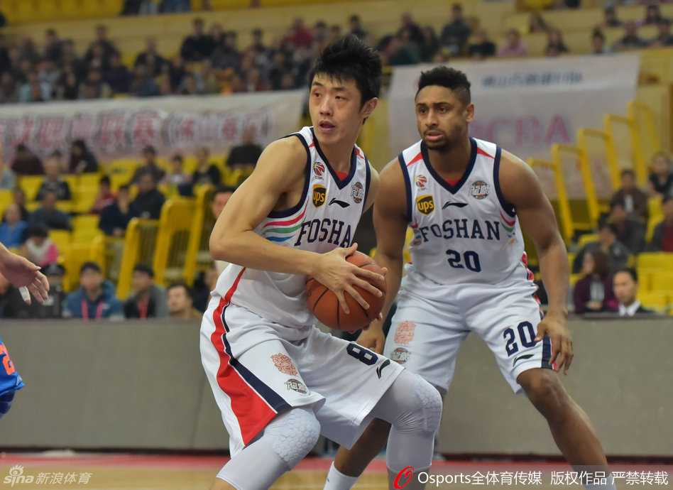 佛山外援贝尼蒙面对哈达迪的防守，眼神中充满无奈与不甘，他几乎拼尽全力，却依然难以逾越这道内线的天堑。