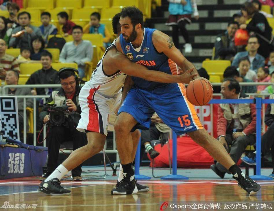 孟达机敏分球，撕开佛山队防线，队友接球后瞬间形成双人起跳之势，欲在空中完成致命一击。