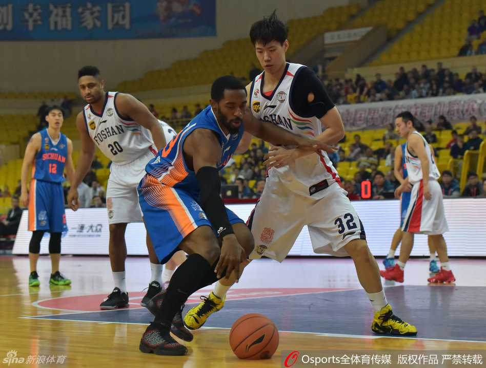 面对哈达迪的严防死守，哈里斯高难姿势强行出手，身体在空中扭曲成一张弓，只为将球送入篮筐。