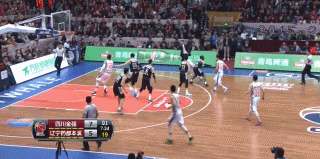 邓特蒙如闪电般撕裂辽宁防线，他肩负着全队反攻的火焰，一记犀利突破直杀篮下，面对补防强硬将球送入网窝。