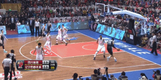 韩德君背身单打哈达迪，只见他连续晃肩施展梦幻脚步，灵巧转身完全戏耍了伊朗铁塔，轻舒猿臂将球放进篮筐，展现了国内顶级中锋的细腻技术。