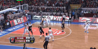 邓特蒙运球刚过中线，无视距离直接干拔而起，皮球在空中划出彩虹般的高抛物线，超远三分应声入网，这记冷血投篮让整个体育馆陷入疯狂。