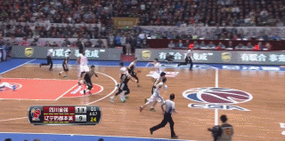 兰多夫抢下篮板后化身鬼魅后卫，一记纵贯全场的精准长传撕裂四川防线，助攻快下的李晓旭轻松反击上篮，这次连线堪称内线球员的传球教科书。