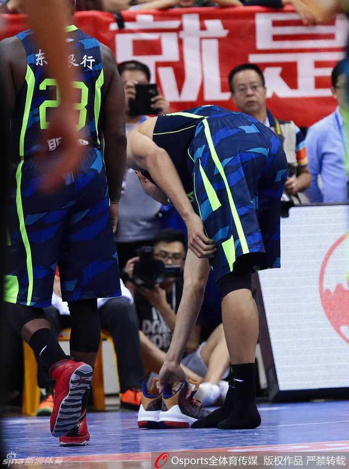 易建联在场上奔跑拼抢，他脚下那双耐克战靴的鞋底纹路清晰可见，每一道抓地力的痕迹都诉说着他对这双“老朋友”的依赖，以及对规则硬性统一的无言抗争。