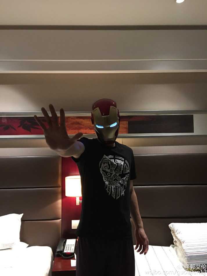 刚从礼盒中取出的钢铁侠头盔静静安放，红金配色在灯光下闪耀着金属光泽，仿佛在等待它的主人归来。