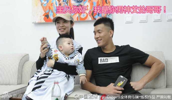 郭艾伦的欢乐假期:从网红歌手到困倦大男孩 在热闹的人群中,郭艾伦特意弯下高大的身躯,歪着头与坐在婴儿车里的小宝宝四目相对,眼神里充满了好奇和温柔。