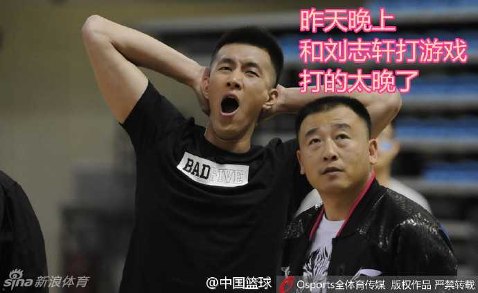 郭艾伦的欢乐假期:从网红歌手到困倦大男孩 尽管困意绵绵,但站到互动游戏区后,郭艾伦立刻精神抖擞,高高举起双臂伸了个舒服的懒腰,为接下来的投篮游戏做准备活动。