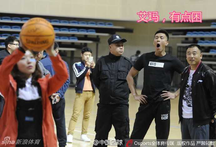 郭艾伦的欢乐假期:从网红歌手到困倦大男孩 郭艾伦实在是困得睁不开眼了,他单手揉着眼睛,眉头微皱,一脸‘我是谁?我在哪?我只想睡觉’的生无可恋表情包。