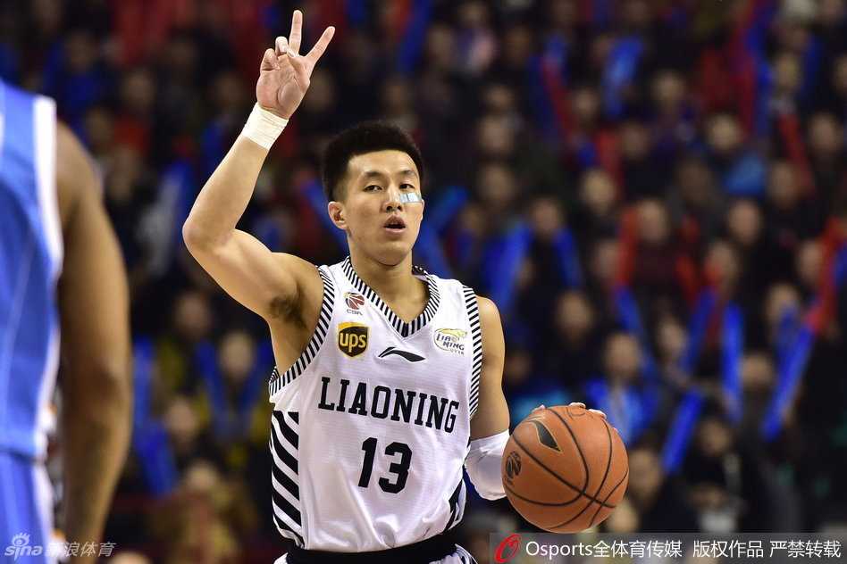 郭艾伦作为进攻发起者，在弧顶指挥队友跑位，他伸出右手示意战术，眼神专注，此刻他是球场上掌控节奏的组织大师。