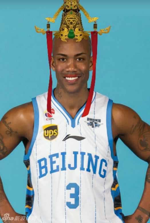 外援马布里身穿红色唐装拱手作揖，一脸‘老北京儿’的范儿，完全融入中国文化的他笑得像个邻家大叔。