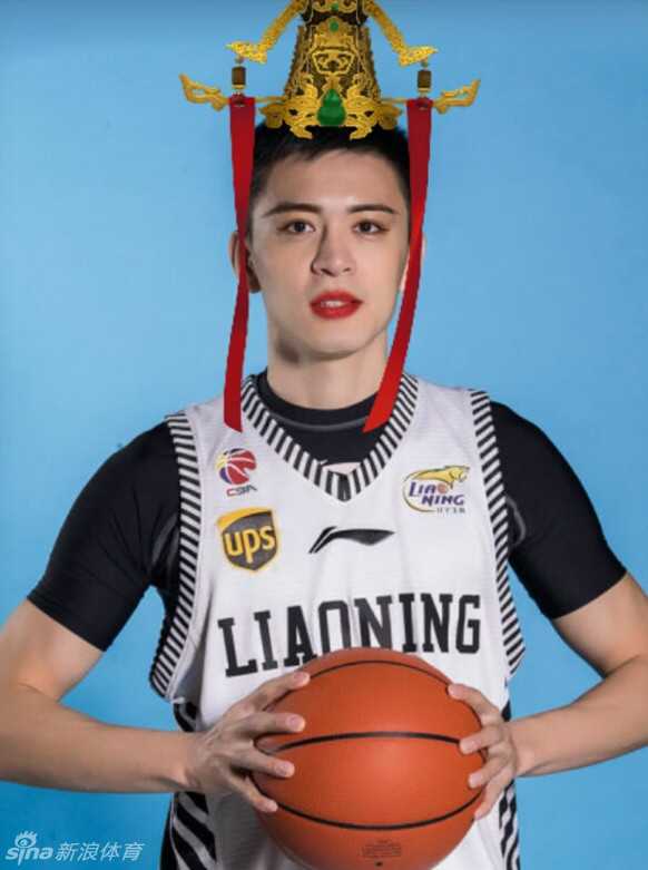 亮点来了！平时严肃的裁判员也加入了群演队伍，身穿花衬衫戴着假发扮起了‘加勒比海盗’，这喜剧效果直接拉满堪称全场MVP。