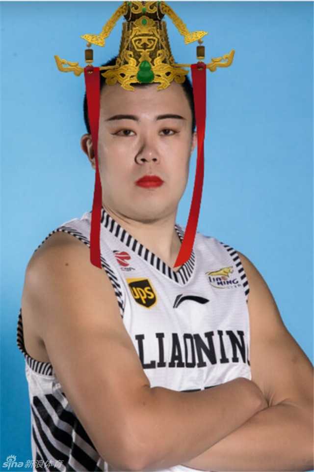 贺天举化身‘摇滚主唱’，戴着墨镜抱着吉他放声高歌，旁边刘志轩配合演出，平日里的投手在舞台上气场全开。