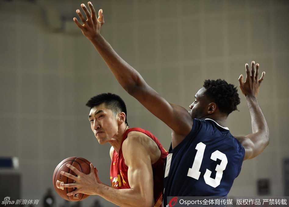 场边球员廉明在暂停休息时，神情若有所思，手中不经意地把玩着鲜艳的小国旗。