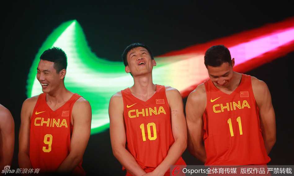 里约号角吹响:男女篮众将笑别北京,易建联领衔演绎出征前的百态 老将陈楠在队友的簇拥下出场,这位妈妈级球员的回归像定海神针一样稳住了军心,她与年轻队员们手挽手,传递着薪火相传的力量。