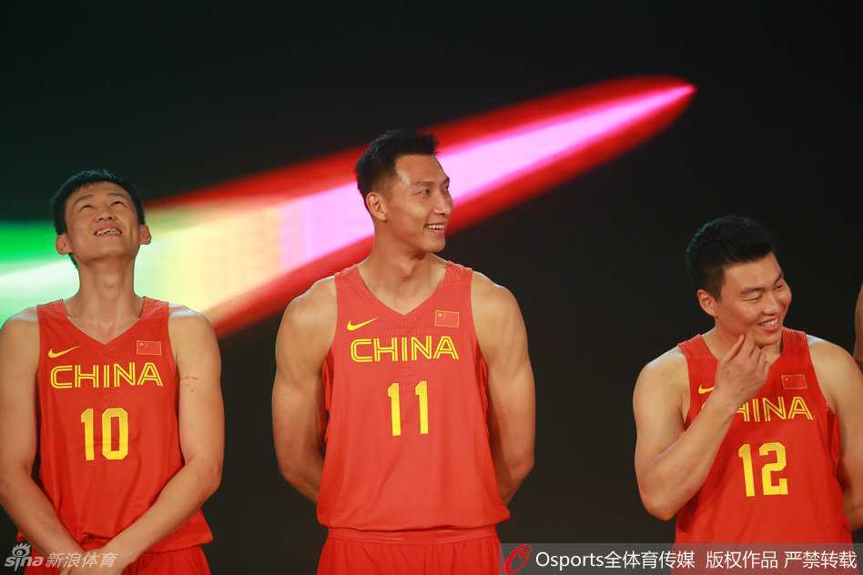 里约号角吹响:男女篮众将笑别北京,易建联领衔演绎出征前的百态 李根不知说了什么趣事,逗得身边的周鹏开怀大笑,一旁的易建联也忍俊不禁,三人脸上洋溢着的轻松笑容瞬间驱散了大战前的紧张气氛。