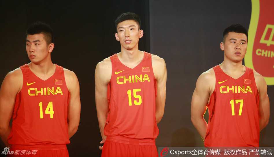 里约号角吹响:男女篮众将笑别北京,易建联领衔演绎出征前的百态 男篮小伙子们肩并肩站在一起,脸上写满了轻松与期待,从王哲林到郭艾伦,这些CBA的明星球员即将在五环旗下为了国家的荣誉而战。