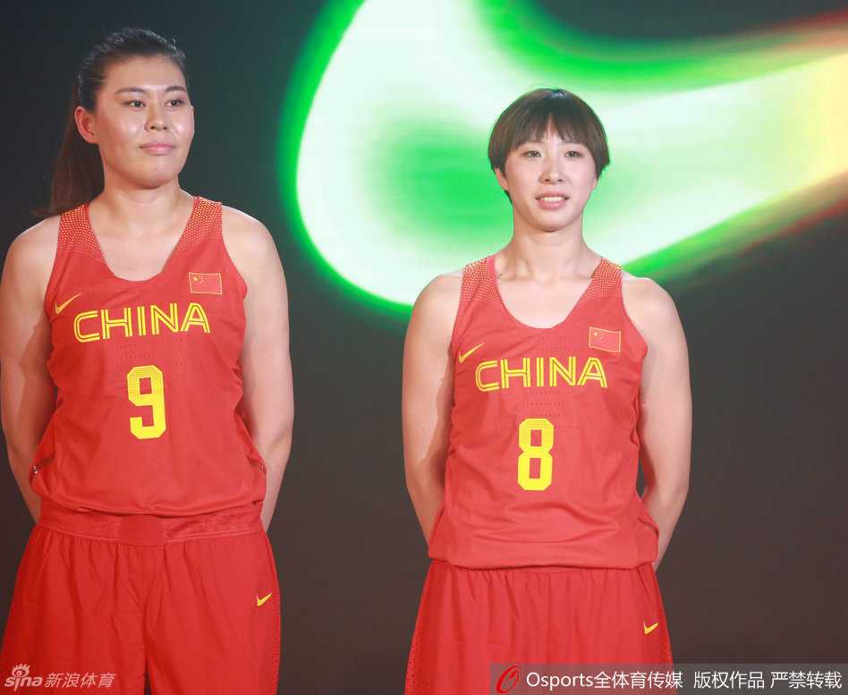 里约号角吹响:男女篮众将笑别北京,易建联领衔演绎出征前的百态 中国男篮教练组成员在台下轻松交流,主帅宫鲁鸣双手环抱露出标志性的微笑,这位儒帅正用他特有的方式给弟子们最后的心理按摩。