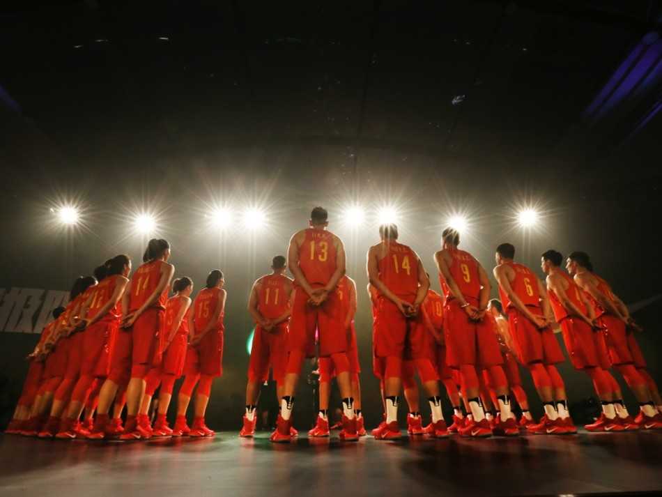 里约号角吹响:男女篮众将笑别北京,易建联领衔演绎出征前的百态 男篮核心易建联在出征仪式上神情专注地聆听主持人提问,作为全队最稳的基石,他的眼神中透露着对第三次奥运之旅的坚定与担当。