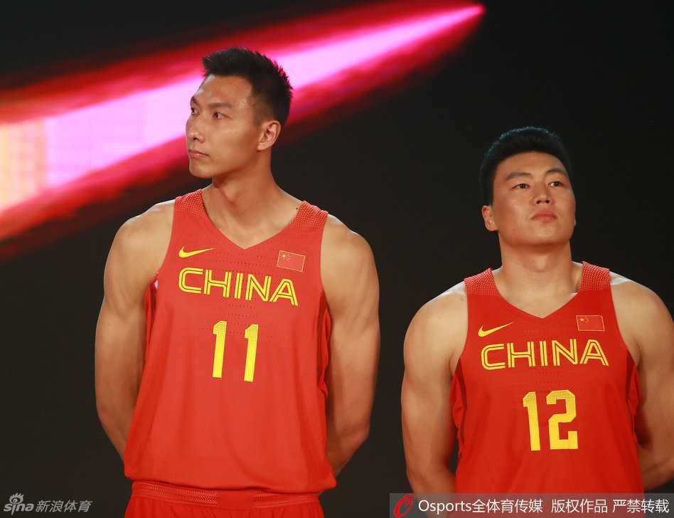 里约号角吹响:男女篮众将笑别北京,易建联领衔演绎出征前的百态 被称作“大魔王”的周琦在热闹的出征仪式上面色平静,眼神放空若有所思,仿佛在提前适应里约赛场上独自面对强敌时的内心世界。