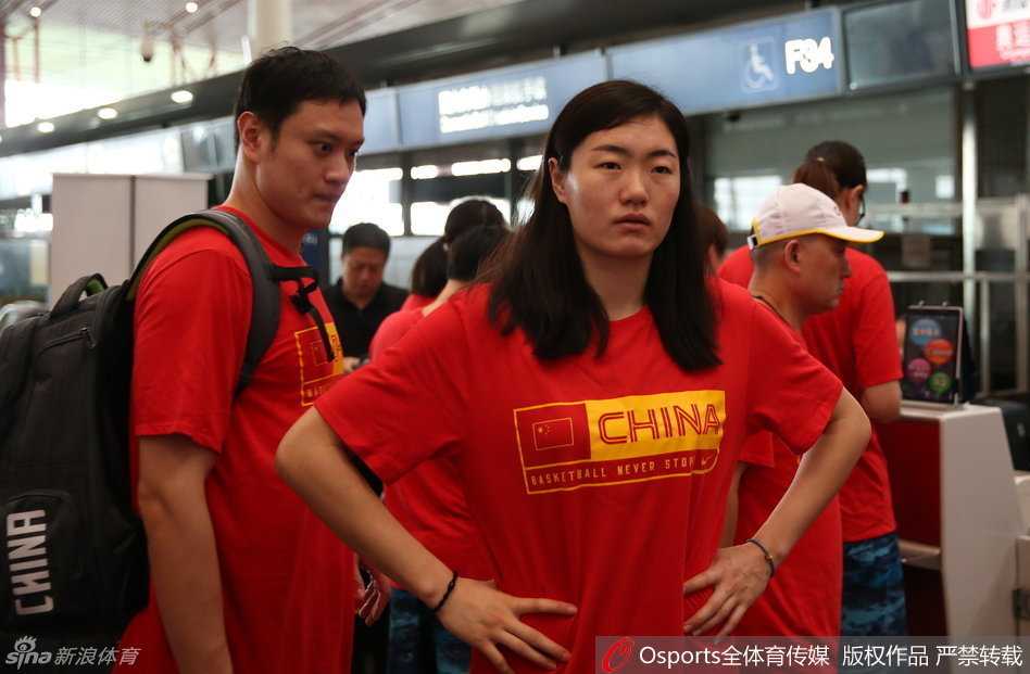 里约奥运前夜,女篮姑娘们的笑与泪 仔细端详这张出发前的大合影,每个姑娘脸上的表情都如此鲜活,无论是轻松、开心还是搞怪,都写满了对奥运梦想的渴望和对未来的憧憬。