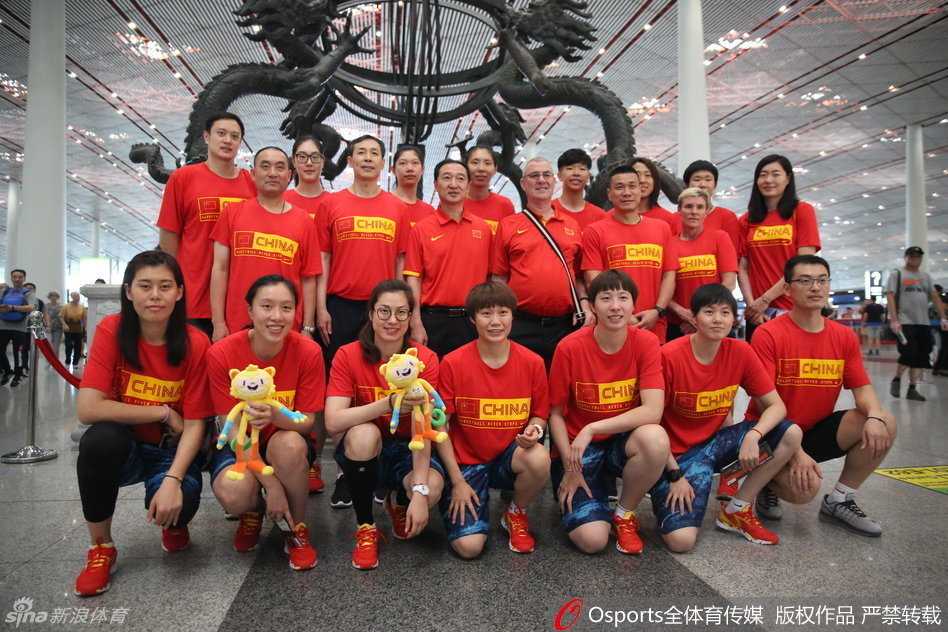 里约奥运前夜,女篮姑娘们的笑与泪 在出征大巴前,老将陈楠面对镜头露出了轻松的微笑,这位妈妈级球员已是球队的定海神针,眼神里满是对即将开始的奥运之旅的期待。