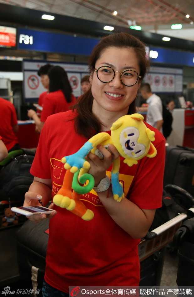 里约奥运前夜,女篮姑娘们的笑与泪 高颂在合影时用手揉着眼睛,脸上带着一丝长途旅行前的疲惫。连续的集训和热身赛让身体有些透支,但为了里约的梦想,她依旧精神饱满地踏上了征程。