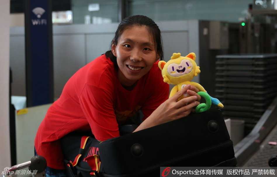 里约奥运前夜,女篮姑娘们的笑与泪 陈晓佳笑得格外灿烂,仿佛还沉浸在落选赛绝地反击的喜悦中。就在一个月前,她还在回国的飞机上喜极而泣,此刻的笑容是对那段憋屈日子的最好释放。