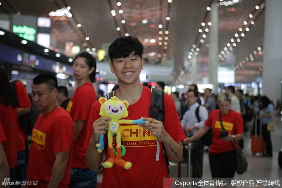 里约奥运前夜,女篮姑娘们的笑与泪 露雯和孙梦然在镜头前默契搞怪,一个假装正经一个故意搞怪,顽皮的举动瞬间引爆了现场的气氛,展现了女篮队内轻松活泼的一面。