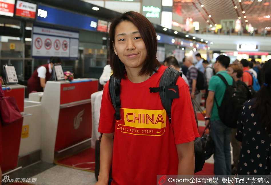 里约奥运前夜,女篮姑娘们的笑与泪 黄思静小心翼翼地将吉祥物维尼修斯捧在胸前,这个造型独特的黄色小精灵象征着巴西的热情与活力,此刻它正安静地陪伴着女篮姑娘们一同飞向里约。