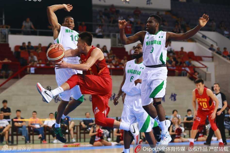 重温热血篇章:郭艾伦的突分与王哲林的大帽,那是中国男篮的青春风暴 郭艾伦如闪电般撕裂防守,眼神坚毅寻找篮下队友