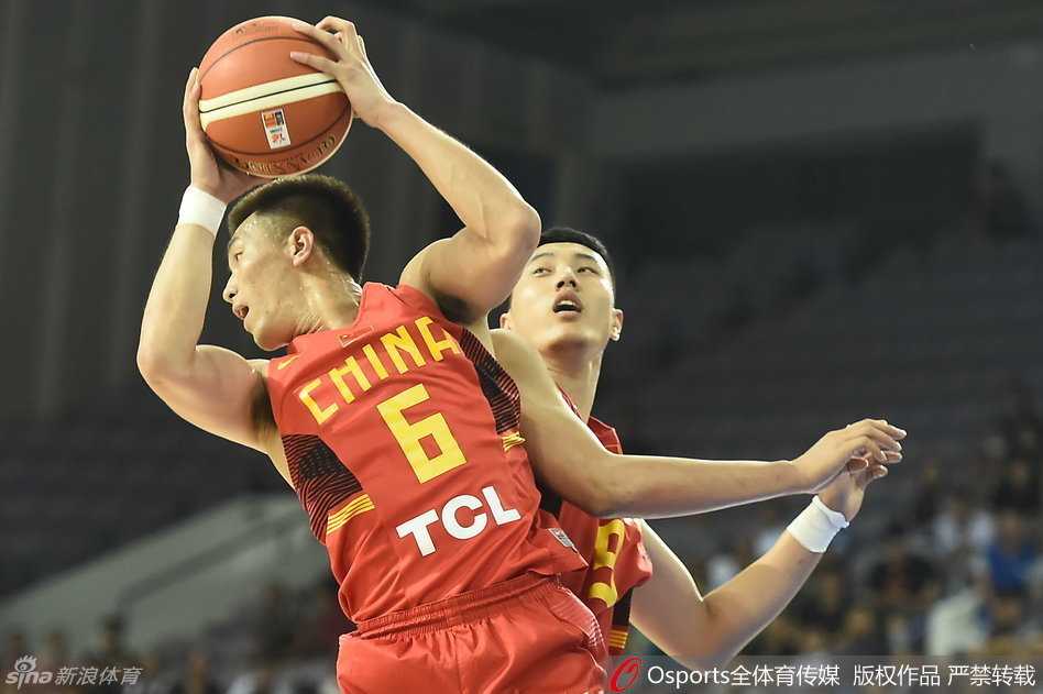 重温热血篇章:郭艾伦的突分与王哲林的大帽,那是中国男篮的青春风暴 王哲林高高跃起,单手完成势大力沉的隔人暴扣