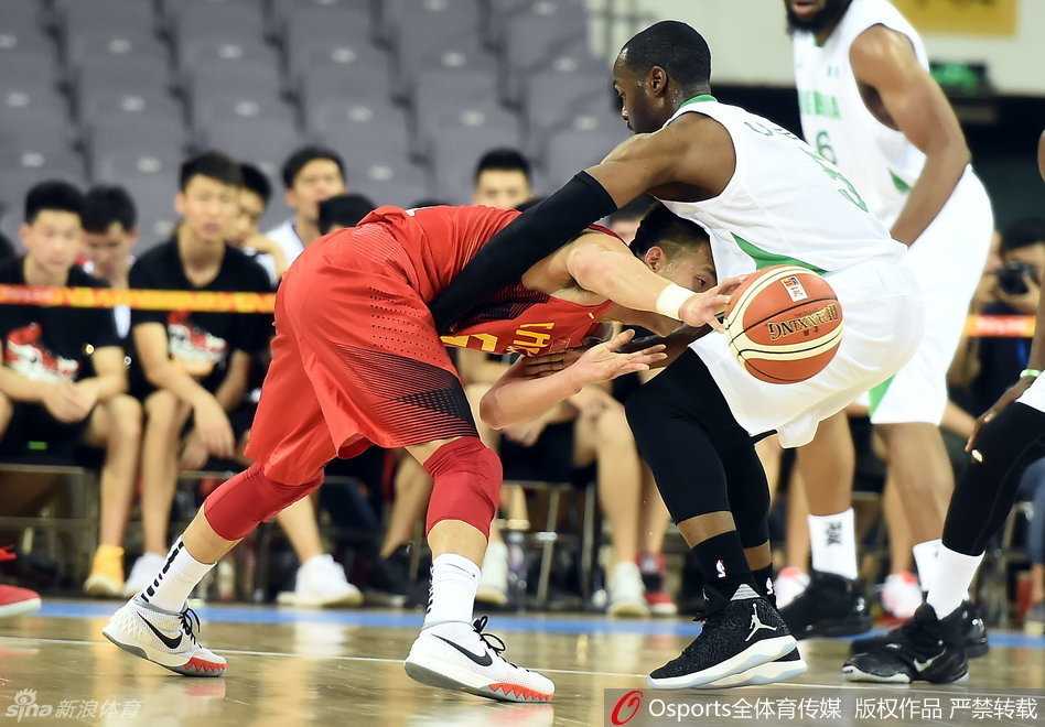 重温热血篇章:郭艾伦的突分与王哲林的大帽,那是中国男篮的青春风暴 大侄子郭艾伦全力突破,身影矫健直插对手腹地