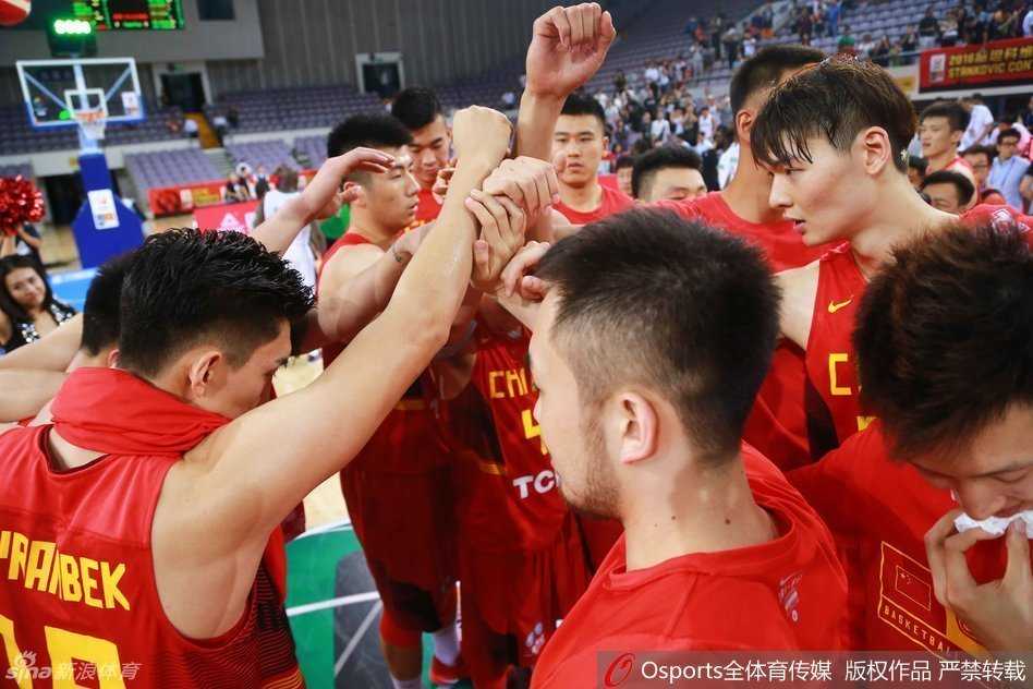 重温热血篇章:郭艾伦的突分与王哲林的大帽,那是中国男篮的青春风暴 周琦张开长臂干扰对手投篮,防守覆盖面积极大