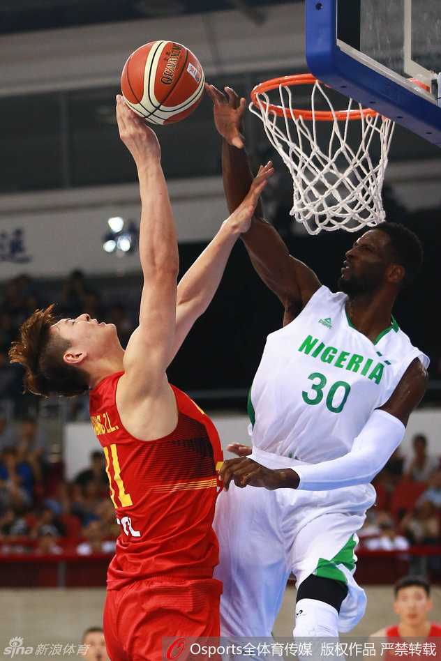 重温热血篇章:郭艾伦的突分与王哲林的大帽,那是中国男篮的青春风暴 赵继伟伤愈回归后持球组织,指尖运球指挥全场跑位