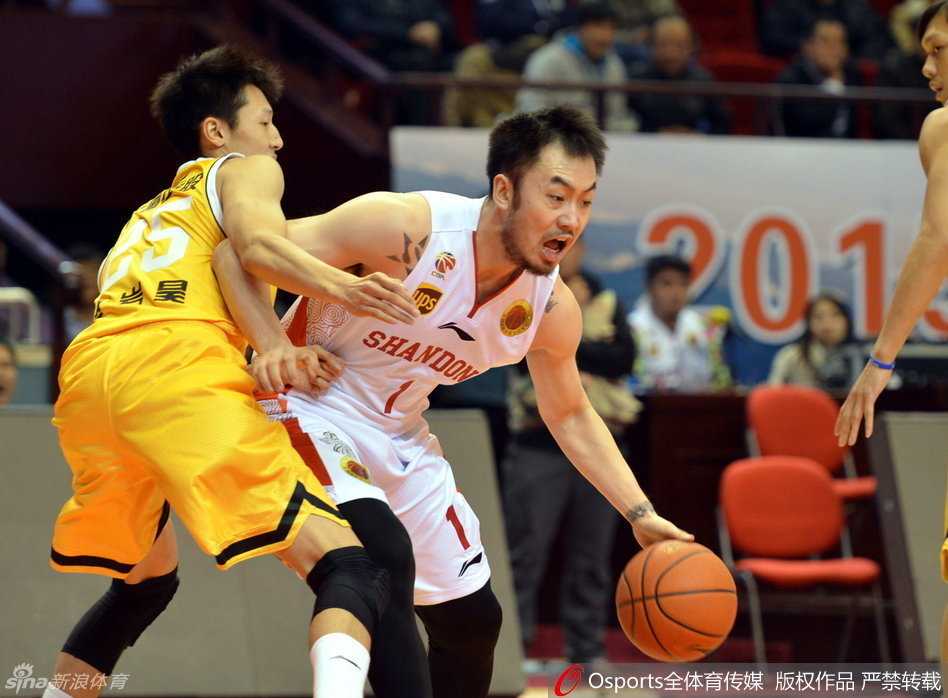 佛山队外援贝尼尼护球时不慎倒地，但他依然死死将球抱在怀中，眼神坚毅，上演了一出奋不顾身的护球好戏。