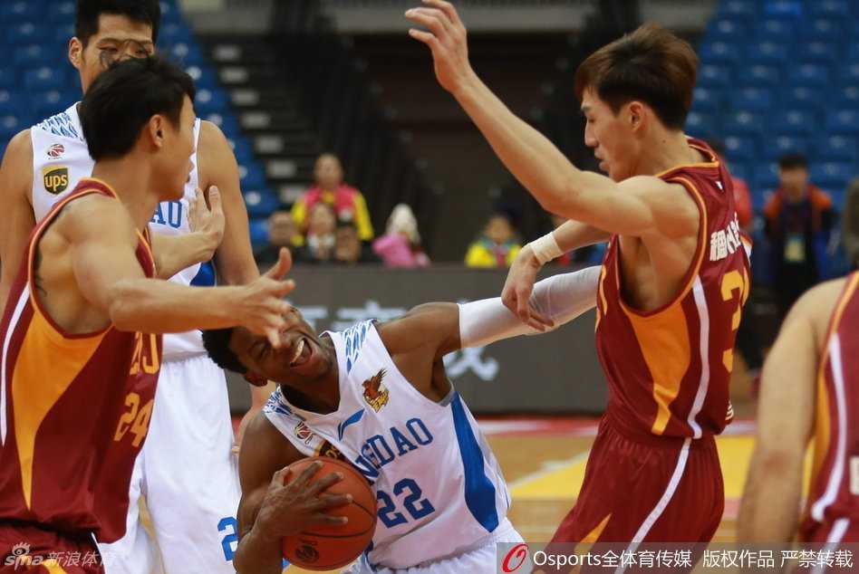 情绪失控的佛山队外援贝尼尼一脚踹向场边的广告牌，瞬间成为全场焦点，也为此付出了惨痛代价。