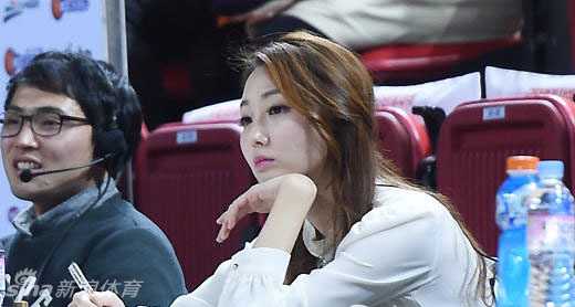 金世熙身着职业装，展现出迷人的制服诱惑风格，正在场边进行拍摄写真的准备工作