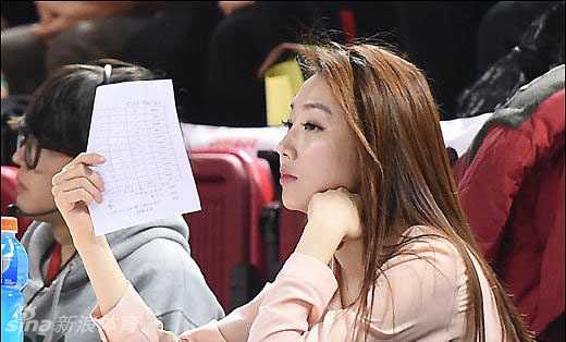 金世熙身材曼妙，在场边游走时回眸一笑，灿烂微笑瞬间点亮了喧闹的赛场