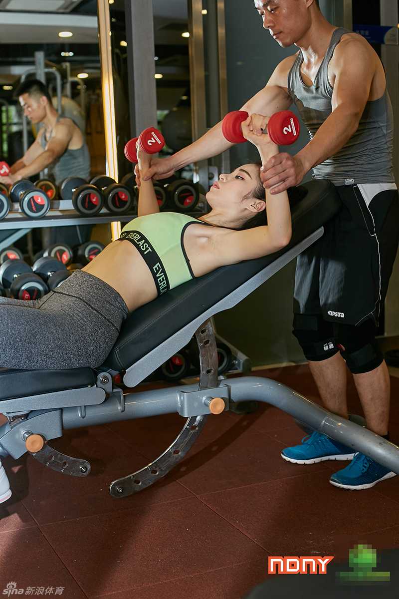 金刚芭比团队AJ:用魔鬼训练雕刻力量与柔美的传奇 AJ侧身展示腰部线条,清晰的马甲线与背部肌肉形成鲜明对比,腰部迷人的窝槽彰显着极低的体脂率。