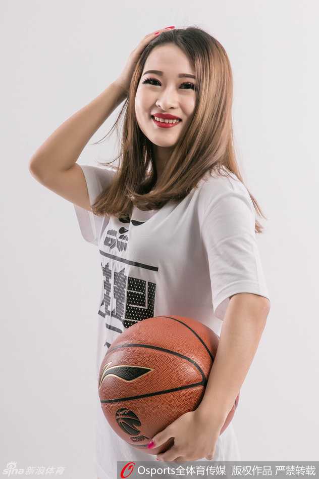 灿烂阳光下，篮球宝贝们整齐排列，脚踩锃亮战靴，修长身姿与手中篮球构成一幅力与美的画卷。