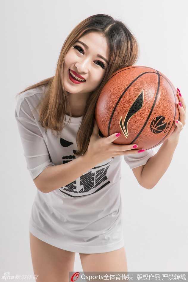 这位宝贝侧身回眸，高马尾尽显俏皮，而她脚下的战靴在灯光下熠熠生辉，仿佛已准备好与球队一同冲锋陷阵。