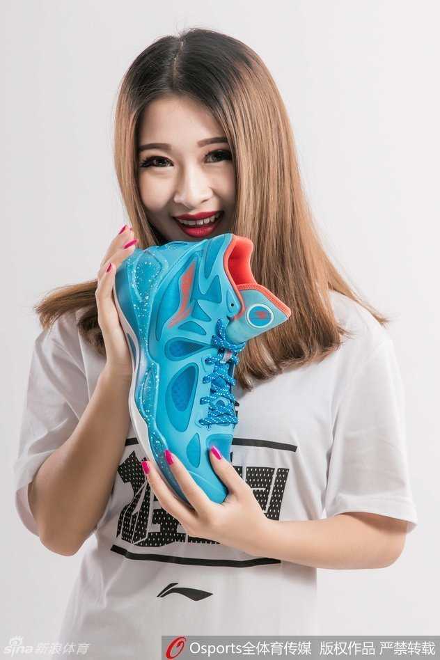 合影中，宝贝们簇拥在一起，青春洋溢。那一双双醒目的战靴，在这一刻不仅是舞蹈的道具，更是她们为四川金强呐喊助威的坚定誓言。